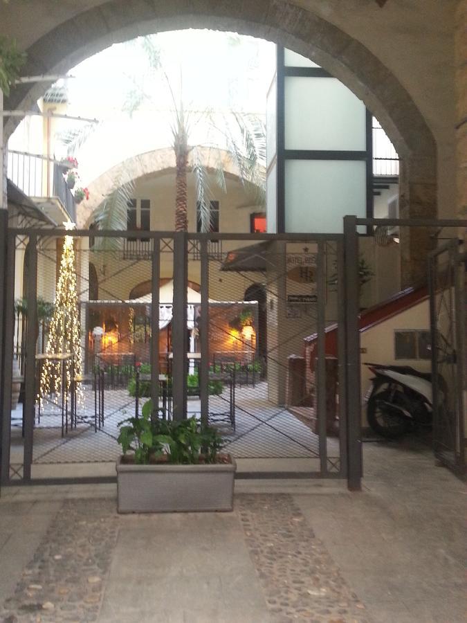 Hotel Regina Palermo Bagian luar foto