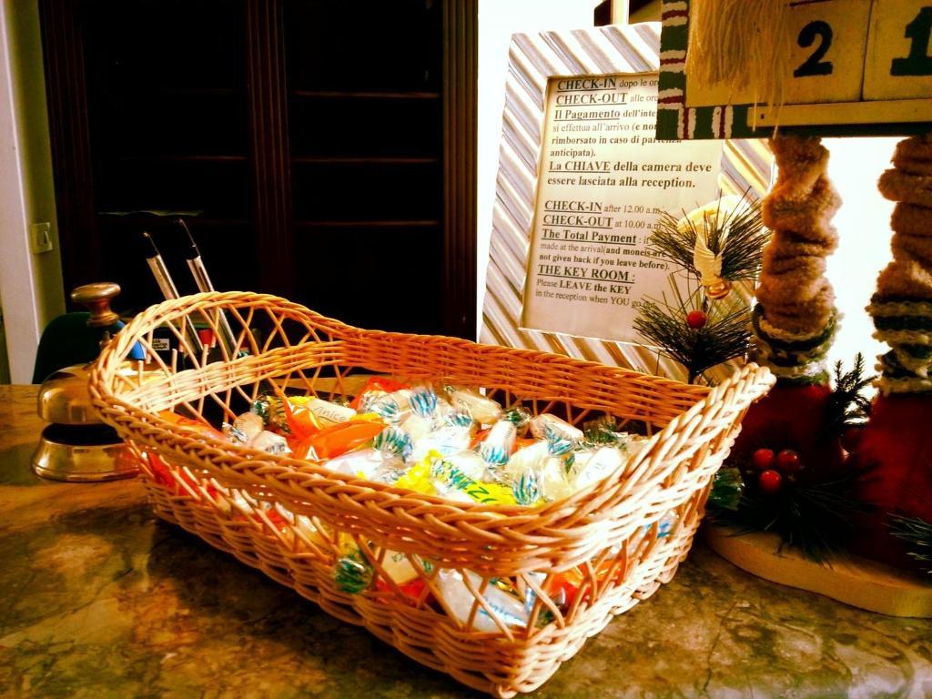 Hotel Regina Palermo Bagian luar foto